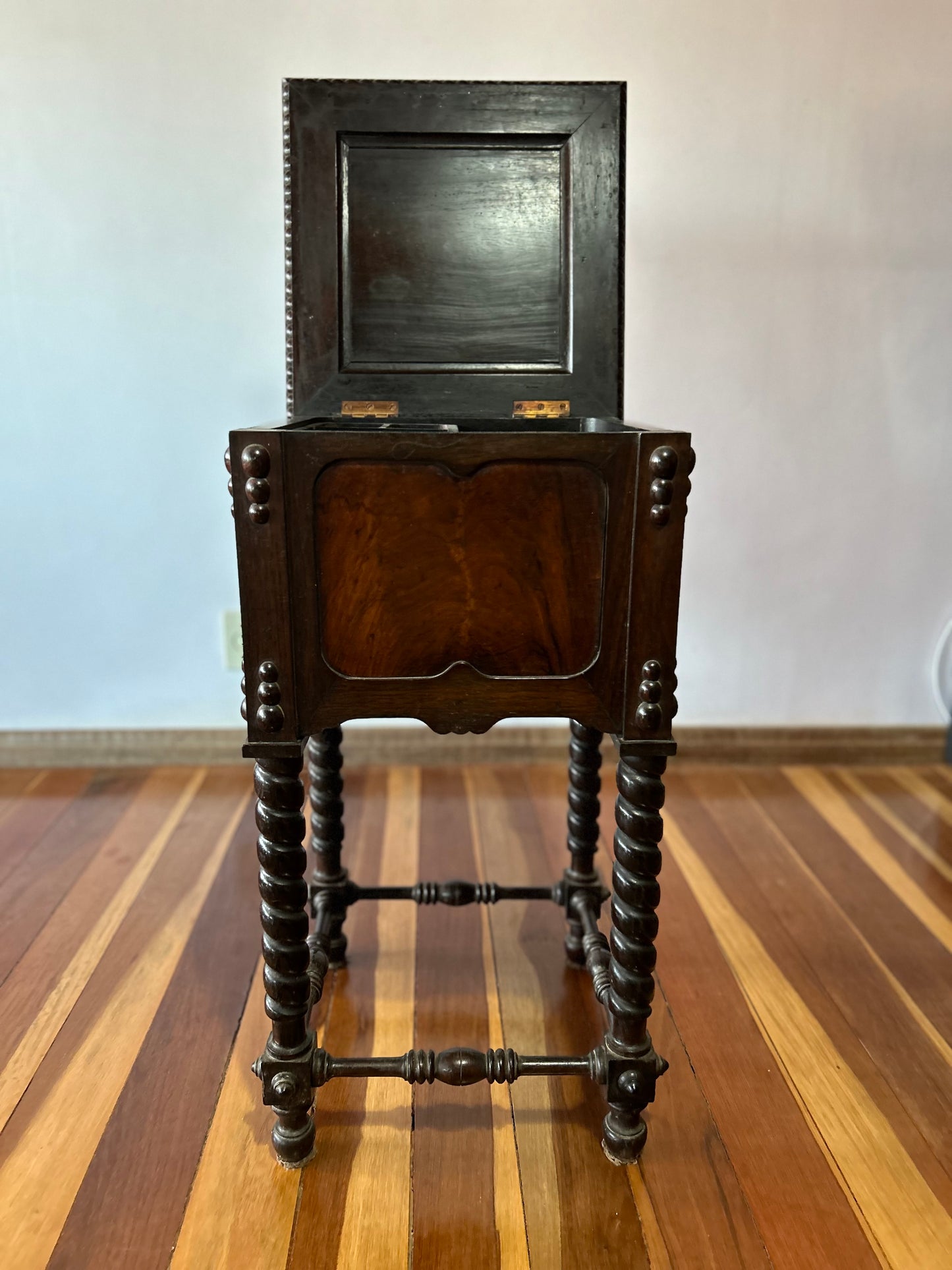 Mesa - caixa de costura