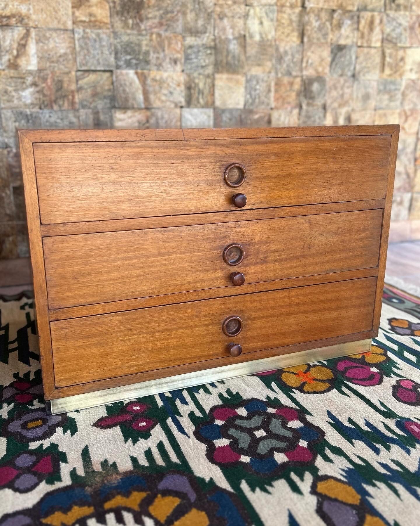 Mesa de cabeceira modernista